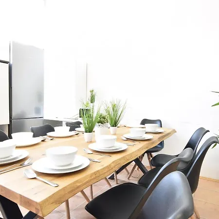 Riesiges Zentrales Mit Parkplatz *