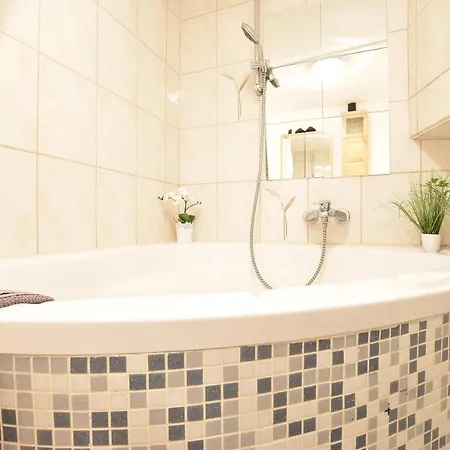 Riesiges Zentrales Mit Parkplatz Апартаменты