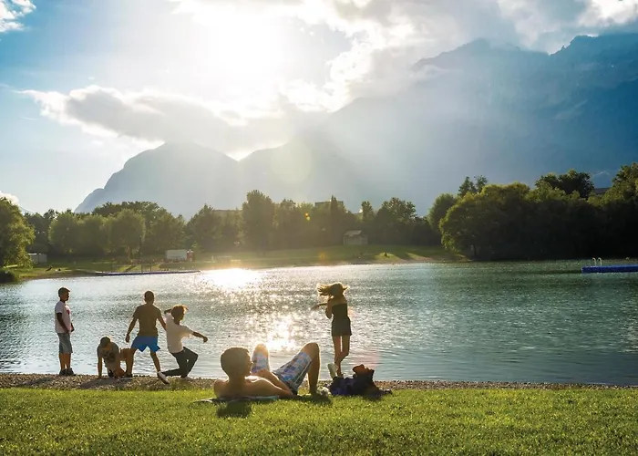Riesiges Zentrales Mit Parkplatz