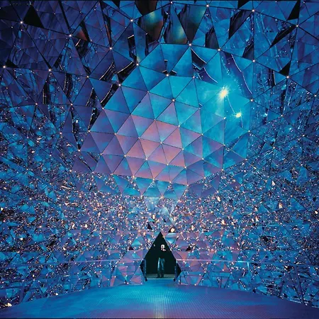 Riesiges Zentrales Mit Parkplatz