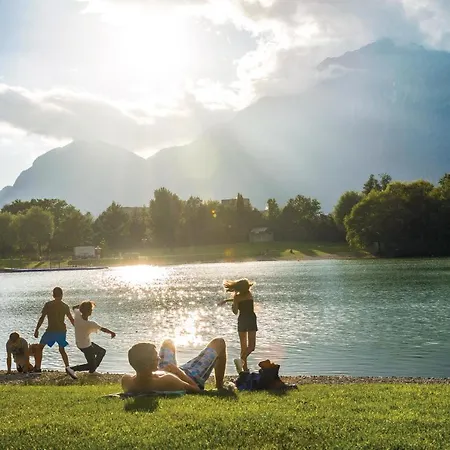 Riesiges Zentrales Mit Parkplatz